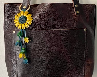 Bella's colorful keychain and / or bag charm in white daisy