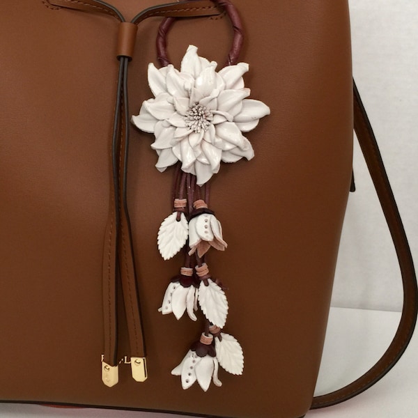 Pendentif en cuir inspiré d'une fleur de dahlia et porte-clés en blanc