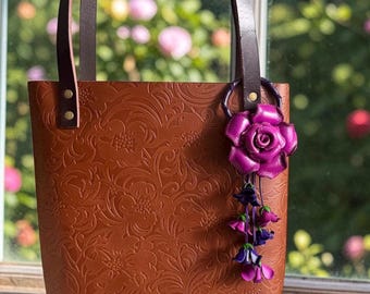 Skórzany brelok ROSE i zawieszka do torebki/portfela w kolorze fioletowym
