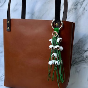 Cassidy’s Leather Flower Fransen-Geldbeutel-Charme in einigen Farben