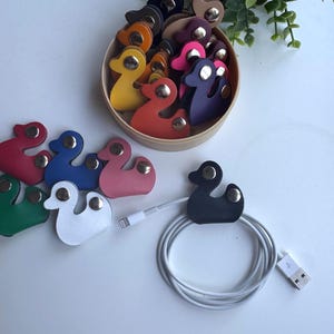 グレイソンのアップサイクルレザーイヤホン、コードホルダー（色とりどり） - アヒルの鳴き声！