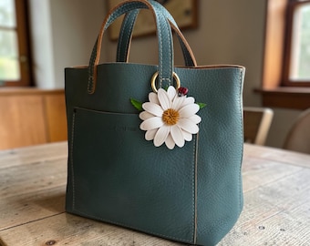 Dije de bolso de cuero hecho a mano con margaritas, mariquita y anilla de mosquetón.