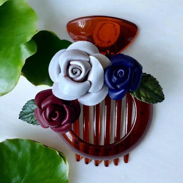 Trio de roses en cuir Flora pour peigne à fleurs et support pour chignon - combinaison rouge+blanc+bleu