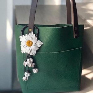 Hillary‘s daisy leather purse charm & keychain in white