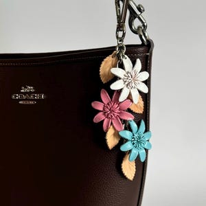Jannas Lederblumen an einer Kette Geldbörse / Taschenanhänger