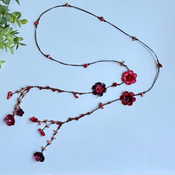 leren ketting met bloemenlariat - rood/koraal combinatie