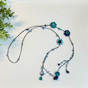 Collar de lazo de flores de cuero - combinación azul