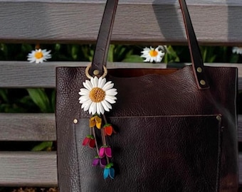 Handgemachter Daisy Taschenanhänger aus Leder: Bunte Blume Schlüsselanhänger