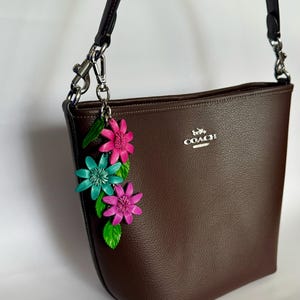 Dije para bolso o cartera con cadena de PLATA y flores de cuero de Janna