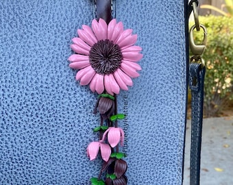Bella's colorful keychain and / or bag charm in pink daisy