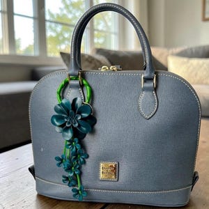 ダリアの花をモチーフにしたレザーの財布チャームとキーチェーン（ティールカラー）