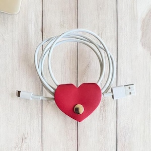 Lernaのアップサイクルレザーイヤホン、コードホルダー（カラーバリエーション豊富） - HEART