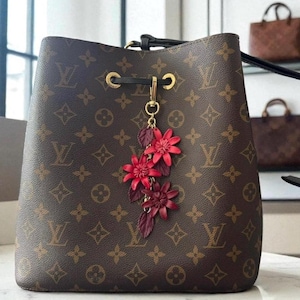 Dije para bolso o monedero con cadena de flores de cuero de Janna