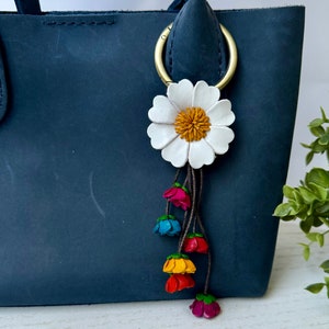 Karen's White Daisy Small-eeerr Leather keychain & charm with Bronze Spring O Ring,Round Carabiner