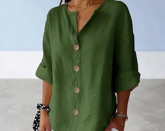 Blusa informal de mujer con cuello en V, detalle de botones, corte holgado, camisa de verano relajada.
