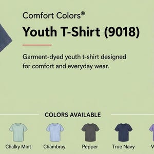 以下が含まれることがあります： Comfort Colors 9018とラベル付けされた青いガーメントダイのユースTシャツ。画像には、XSからXLまでのサイズのインチ単位の幅と長さの測定値を示すサイズチャートと、ブラック、ブルージーン、チョーキーミント、シャンブレー、ペッパー、トゥルーネイビー、バイオレット、ウォーターメロン、ホワイトのオプションを示すカラーパレットが含まれています。