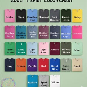 Pu&ograve; includere: Una tabella colori per t-shirt da adulto, con una variet&agrave; di colori tra cui Azalea, Nero, Blu Carolina, Carbone, Heather Scuro, Verde Foresta, Margherita, Heather Berry, Heather Galapagos Blu, Heather Indigo Blu, Heather Maroon, Heather Navy, Heather Royal, Heliconia, Verde Irlandese, Verde Kelly, Blu Chiaro, Rosa Chiaro, Marrone, Verde Militare, Menta, Blu Navy, Arancione, Viola, Rosso, Blu Reale, Verde Salvia, Sabbia, Zaffiro, Grigio Sportivo e Bianco.