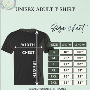 Pu&ograve; includere: T-shirt nero unisex per adulti con tabella taglie. La tabella mostra le misure in pollici per larghezza e lunghezza, dalla taglia S (45.7cm larghezza, 71.1cm lunghezza) alla 3XL (71.1cm larghezza, 83.8cm lunghezza).