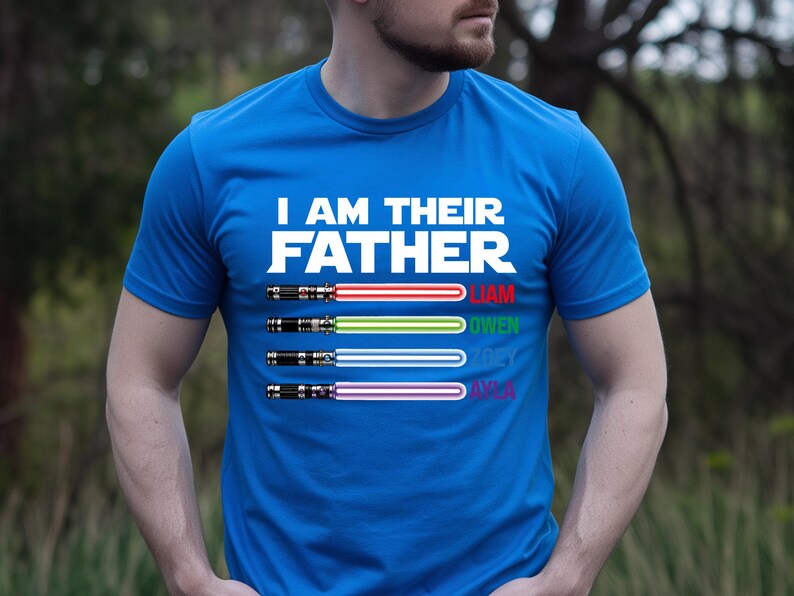 Pu&ograve; includere: Una maglietta blu con la scritta bianca "I AM THEIR FATHER". Sotto, quattro spade laser colorate con i nomi: Liam, Owen, Zoey e Ava. Le spade laser sono rosse, verdi, blu e viola.