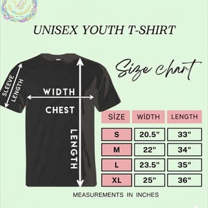 Pu&ograve; includere: T-shirt nero unisex per ragazzi con tabella taglie. La tabella mostra le misure in pollici per le taglie S, M, L e XL. La larghezza della maglietta varia da 52,07 cm a 63,5 cm, e la lunghezza da 83,82 cm a 91,44 cm.