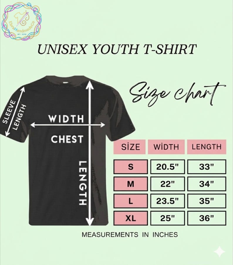 Pu&ograve; includere: T-shirt nero unisex per ragazzi con tabella taglie. La tabella mostra le misure in pollici per le taglie S, M, L e XL. La larghezza della maglietta varia da 52,07 cm a 63,5 cm, e la lunghezza da 83,82 cm a 91,44 cm.