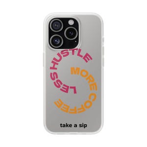 Könnte beinhalten: Transparente Handyhülle mit grauem Hintergrund. Auf der Hülle stehen die Worte "LESS HUSTLE MORE COFFEE" in einem kreisförmigen Design, wobei der Text in Pink und Orange gehalten ist. Der Satz "take a sip" steht unten.