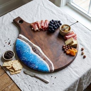 Planche de charcuterie en résine noyer océan, planche de service ronde, planche à fromages faite main, décoration de cuisine côtière, cadeau de pendaison de crémaillère