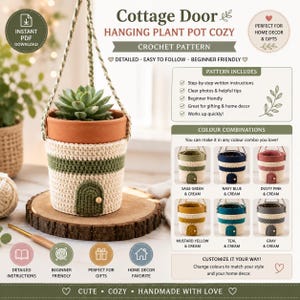 Könnte beinhalten: Eine Häkelanleitung für einen hängenden Blumentopf-Überzug namens Cottage Door. Das Design zeigt einen cremefarbenen und salbeigrünen Überzug mit einem kleinen Türdetail, der eine Sukkulente enthält. Das Dokument enthält Anleitungen und Fotos.