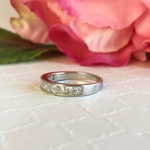Alliance en or blanc 14 carats massif sertie de diamants taille princesse, bague empilable moderne et minimaliste, alliance délicate pour anniversaire de mariage (femme)