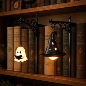 Gotycka lampa półkowa, lampka do czytania, wystrój Dark Academia, prezent dla miłośnika książek