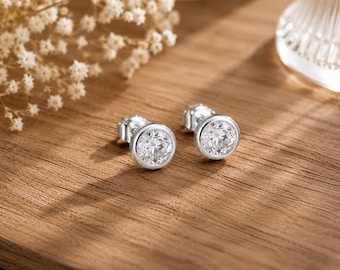 Brincos de pino com diamante simulado redondo de 4 mm, cravejados em bisel, em prata de lei 925. Joias delicadas e minimalistas.