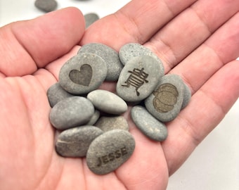 Mini piedras grabadas de 1/2" – Guijarros pequeños personalizados – Pequeños obsequios – Recuerdo de bolsillo - Lea la descripción