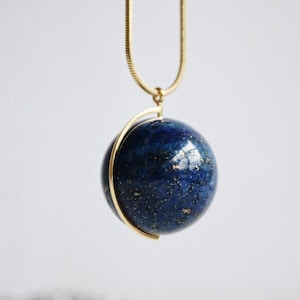 Lapis lazuli-ketting planeet aarde. Blauwe lapislazuli-edelsteensieraden. 18kt gold filled of 925 sterlingzilver