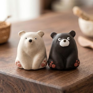 Handskulpterade björnfigurer i keramik, svartvita tehusdjur, minimalistisk skrivbordsdekor