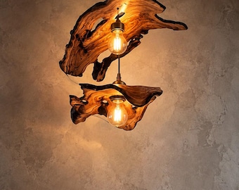 Hanglamp met twee lampen en natuurlijke houten randen, rustieke plafondlamp van drijfhout, sculpturale houten kroonluchter, organische verlichting voor in een blokhut