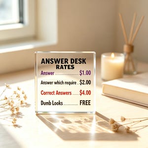 Peut inclure: Un panneau carré transparent en acrylique avec du texte noir, violet et rouge indiquant : ANSWER DESK RATES, Answer $1.00, Answer which require $2.00, Correct Answers $4.00, Dumb Looks FREE. Le panneau est transparent avec une finition lisse.