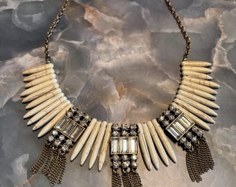 Artistan-halsband med vita pärlor och strass. Metallkedja! Fantastiskt.