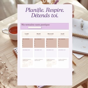 Peut inclure: Un planificateur hebdomadaire avec le texte "Planifiez. Respirez. Détendez-vous." en écriture violette. Le planificateur comporte des sections pour chaque jour de la semaine, avec de l'espace pour les notes. Une tasse de thé et un carnet sont également visibles.