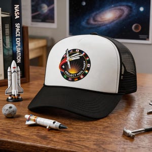 Può includere: Un set di tre tazze in ceramica con finitura opaca e macchiettata. Le tazze sono nei toni del crema, grigio chiaro e grigio scuro. Ogni tazza ha un design semplice e minimalista e un manico arrotondato.