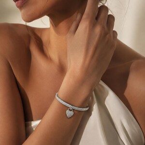 Luxus Armreif Silber mit Herz Anhänger | Funkelnder Zirkonia Armreif Damen |Eleganter Damen Schmuck Brautschmuck |Geschenk für Sie |Hochzeit