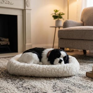 Realistisch ademend Cavalier King Charles-spaniël hondenknuffel met bed