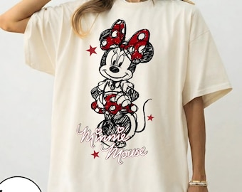 ディズニー ミニーマウス スケッチ ポートレート コンフォートカラーズ シャツ、ヴィンテージ ミニー シャツ、かわいいディズニー T シャツ、マジックキングダム、ディズニーランド ガールズトリップ 2026