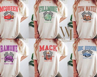 ヴィンテージ ディズニー カーズ Tシャツ、ピクサー ライトニング・マックィーン Tシャツ、メーター Tシャツ、サリー・カレラ Tシャツ、ディズニー ファミリー旅行 Tシャツ、ディズニーランド バケーション