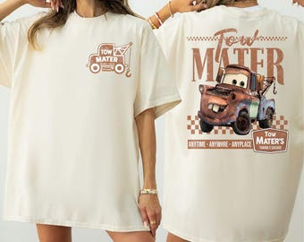 Comfort Colors Tow Mater Towing & Salvage Welcome Radiator Springs 両面シャツ、ディズニー カーズ チェック柄ウォッシュドTシャツ、ディズニーランド ガールトリップ
