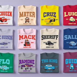 Puede incluir: Una colecci&oacute;n de doce camisetas con personajes de la pel&iacute;cula Cars de Disney. Cada camiseta muestra el nombre de un personaje, un gr&aacute;fico de coche y el texto "Disney Car" debajo. Las camisetas vienen en varios colores.