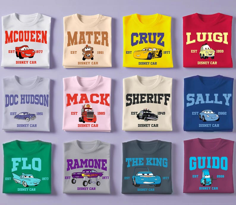 Puede incluir: Una colecci&oacute;n de doce camisetas con personajes de la pel&iacute;cula Cars de Disney. Cada camiseta muestra el nombre de un personaje, un gr&aacute;fico de coche y el texto "Disney Car" debajo. Las camisetas vienen en varios colores.