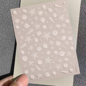 Pegatinas de uñas de conchas marinas blancas - Calcomanías con núcleo de estrella de mar y sirena con textura 5D, arte de uñas con temática playera 3D, álbum de recortes con conchas en relieve
