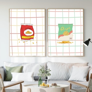 Könnte beinhalten: Zwei gerahmte Drucke mit Cartoon-Illustrationen von Kartoffelchip-Tüten. Einer ist rot mit dem Text "potato chips", der andere ist grün mit dem Text "chips". Beide befinden sich auf einem Gitterhintergrund mit verstreuten Chips.