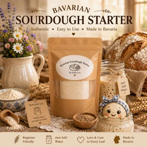 Op de afbeelding: Een bruin papieren zakje met het label Bavarian Sourdough Starter by Little Lou, met daarin een droge zuurdesemcultuur. Het zakje staat tussen een keramische kan met bloemen, een kom met bloem, een pot met zuurdesem en een kaartje.