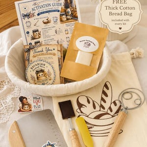 Peut inclure: Un kit de levain comprenant un guide d'activation, une carte de remerciement, un autocollant rond, un sachet en papier kraft, une corne à pâte en métal avec manche en bois, une lame de boulanger, une spatule jaune, un fouet et un sac en coton.